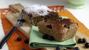 Bolo de banana e blueberry