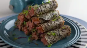 Canudo de gergelim com tartar de salmão